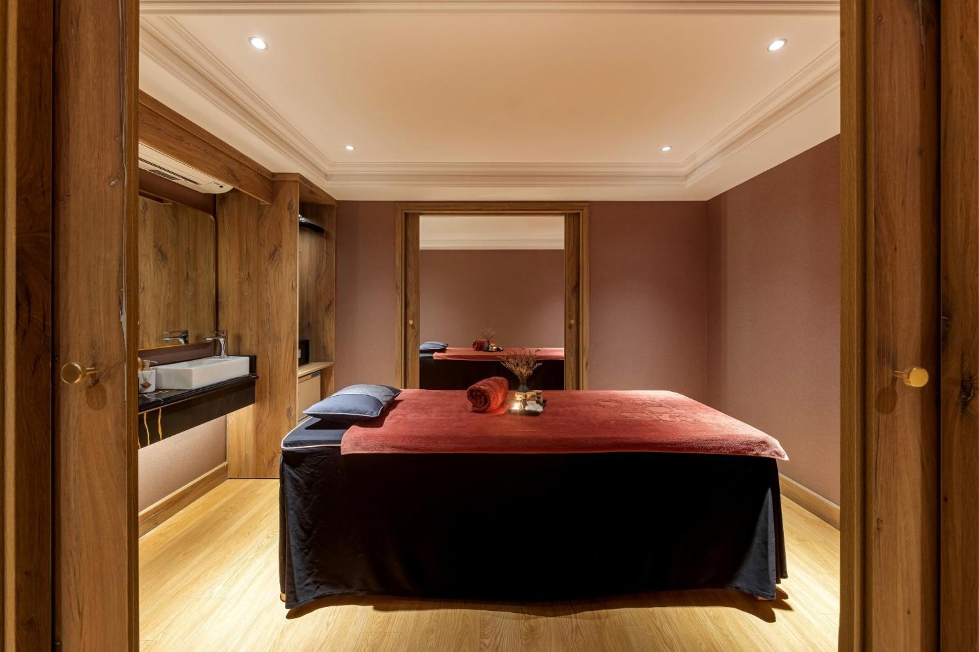 La Siesta Classic Hang Thung Hanoi Exteriör bild A treatment room at The Dorchester