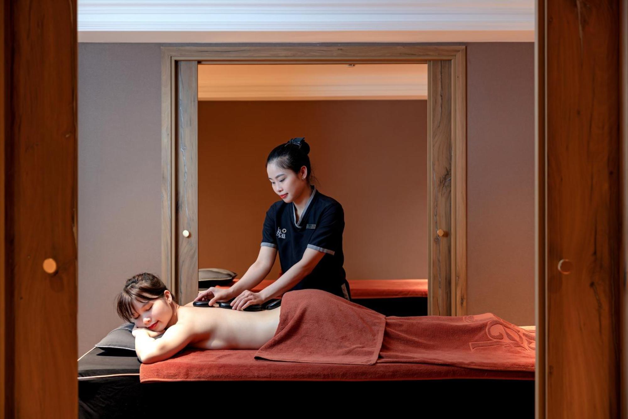 La Siesta Classic Hang Thung Hanoi Exteriör bild A woman receiving a massage
