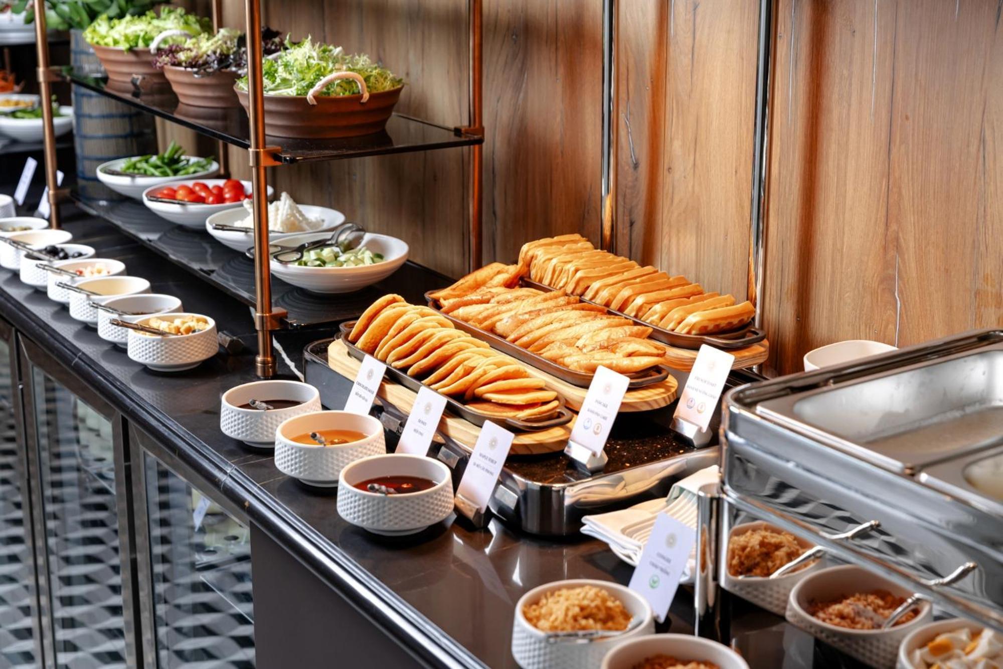 La Siesta Classic Hang Thung Hanoi Exteriör bild A buffet at a hotel