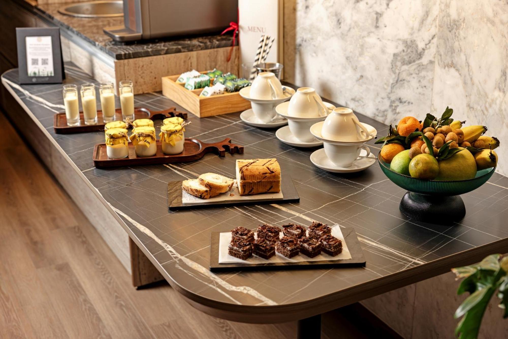La Siesta Classic Hang Thung Hanoi Exteriör bild A buffet with a selection of desserts